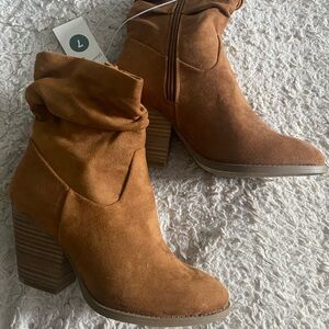 Universal Thread Tan Heeled Boots